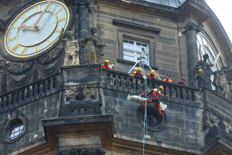 Aus 68 Metern Höhe wurde eine Probandin am Samstag vom Dresdner Rathausturm abgeseilt.