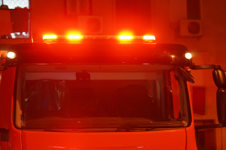 Hamburg: Brand auf Balkon: Mehrfamilienhaus in der Nacht geräumt