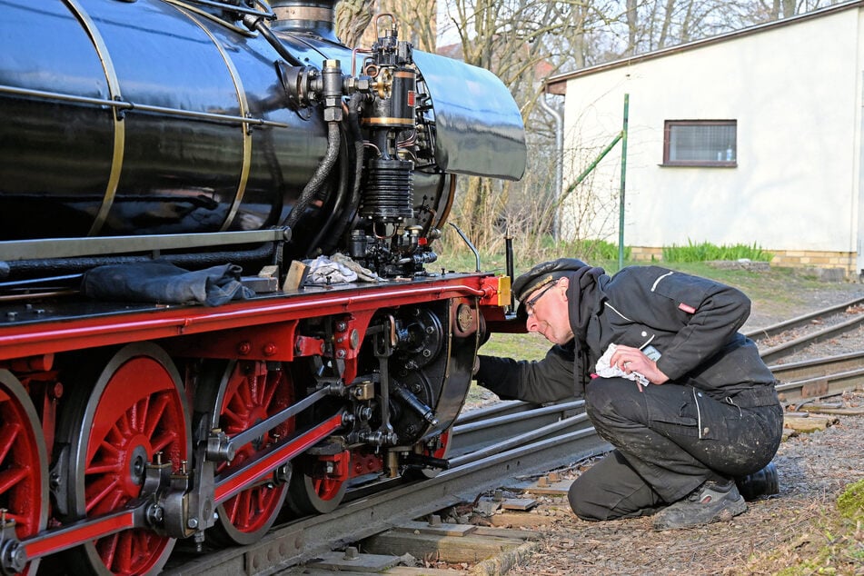 Parkeisenbahn-Leiter Daniel Henke macht seine Lok bereit für die neue Saison.