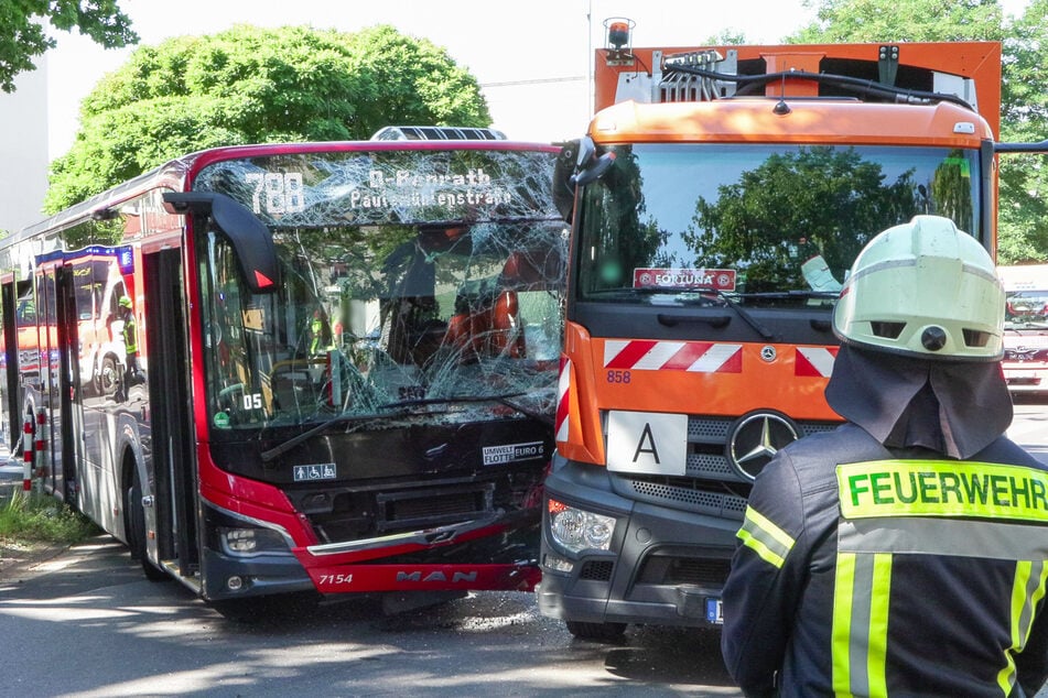 Insgesamt erlitten bei dem Unfall in Monheim zehn Menschen Verletzungen, zwei davon schwere.