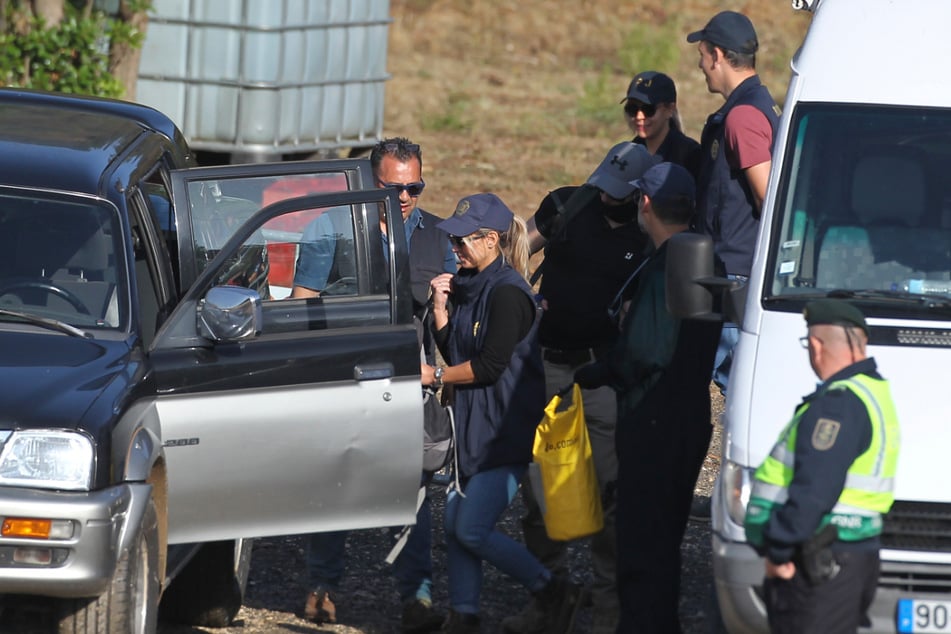 Suchteams der portugiesischen Polizei sind mit Unterstützung deutscher und britischer Beamter an der Talsperre Arade im Distrikt Faro aktiv.