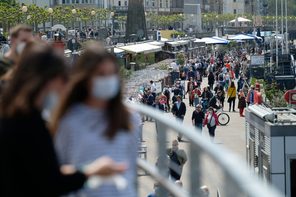 Ab Montag müssen Menschen in Nordrhein-Westfalen voraussichtlich keine Masken mehr im Freien tragen - mit gewissen Ausnahmen.