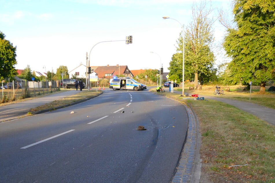 Persönliche Gegenstände liegen auf der Straße, darunter ein Hut, der vermutlich dem Unfallopfer gehört.