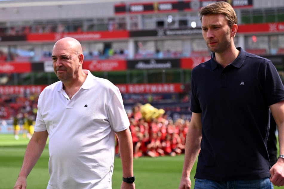Die Bayer-Bosse Fernando Carro (60, l.) und Simon Rolfes (43) haben die Hoffnungen auf einen Verbleib ihres Superstars noch nicht aufgegeben.