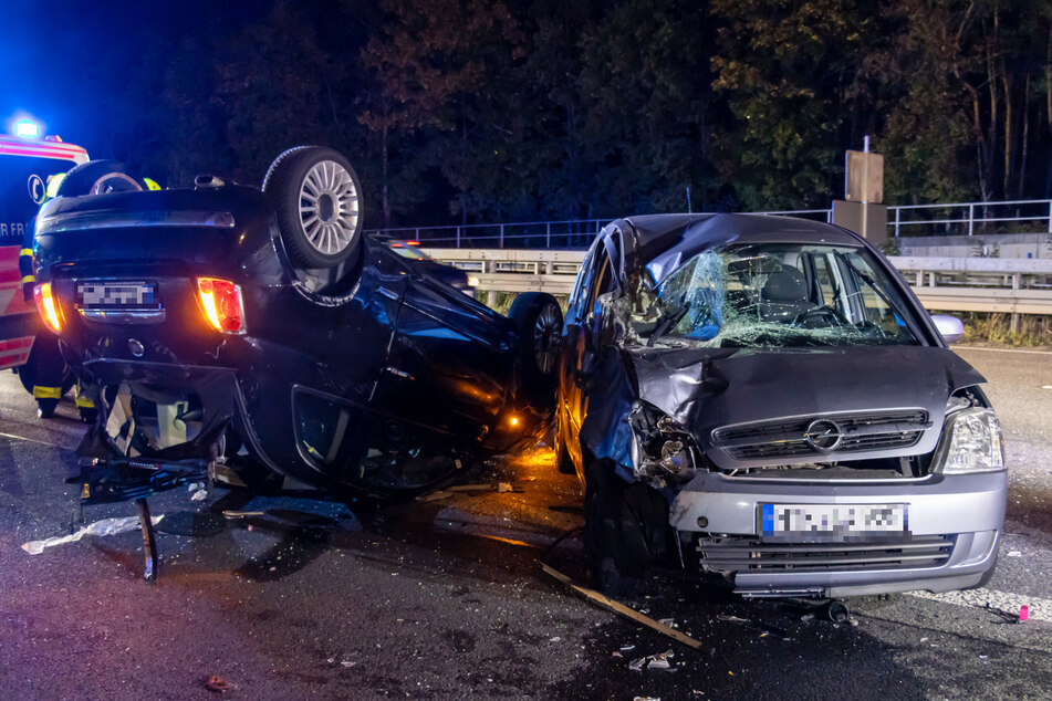Im Bereich der Anschlussstelle Unterschweinstiege auf der B43 bei Frankfurt krachte es bei einem Unfall am Mittwochabend gewaltig.