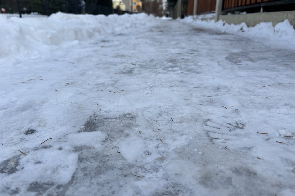 Auf vielen Gehwegen haben sich inzwischen vereiste Stellen gebildet. Um Unfälle zu vermeiden, sollte hier gestreut werden.