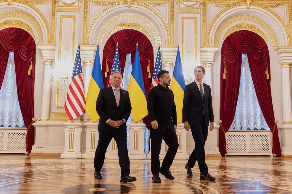 US-Sondergesandter Steve Witkoff (69, l.), ukrainischer Präsident Wolodymyr Selenskyj (48, M.) und US-Unternehmer Jared Kushner (45, r.).