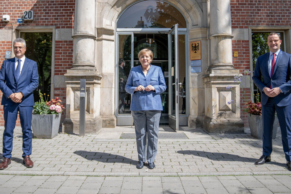 Corona-Abstand eingehalten. Lothar Wieler (60), Angela Merkel (66, CDU) und Jens Spahn (41, CDU) vor dem Eingang des RKI.