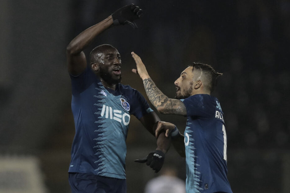 Porto-Kicker Moussa Marega wird vom Mannschaftskollegen Alex Telles beruhigt.