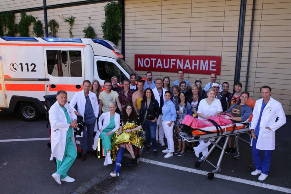 In aller Freundschaft wird 20! In der Jubiläumsfolge ist die Sachsenklinik gefragt wie nie: Hunderte Patienten sind nach einer Massenpanik auf einem Festival verletzt.