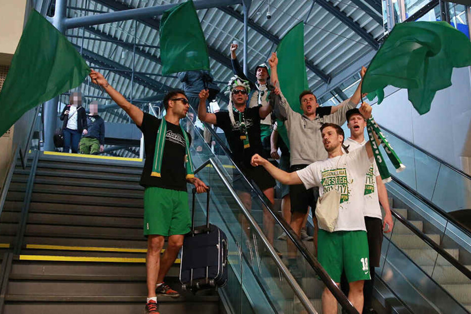 Und auch im Flughafen-Gebäude sah man nichts als grün und weiß.