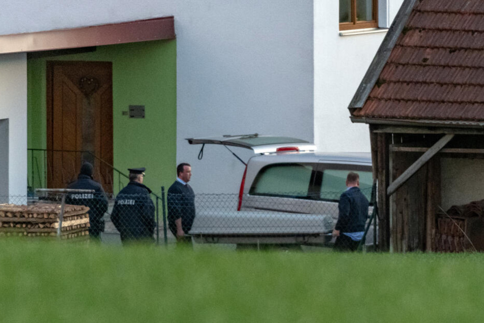 Ein Sarg wird aus dem Wohnhaus getragen. Der angeklagte Sohn soll seine Eltern und seine Schwester hier vor einem halben Jahr getötet haben. (Archivbild)
