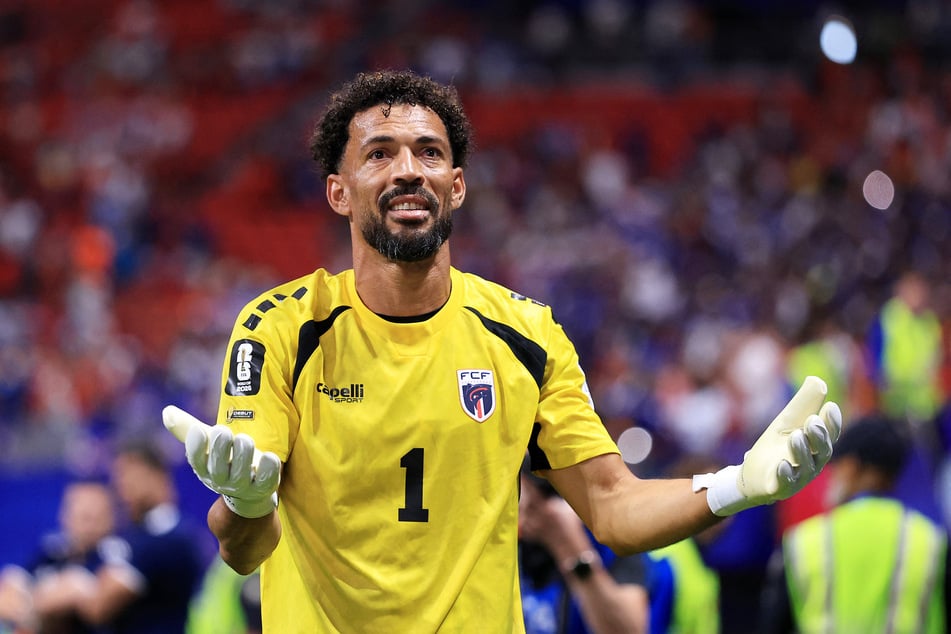 Vozinha (40) kann aufatmen: Seine Mama soll am Sonntag im Stadion in Miami gegen Uruguay dabei sein dürfen.
