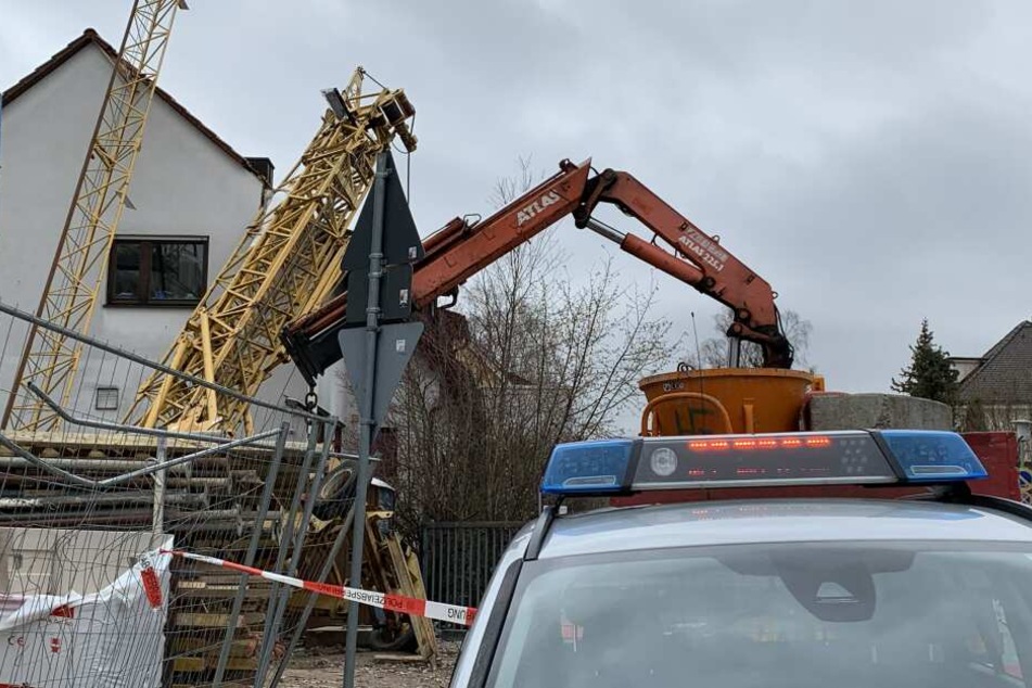 Der Baukran kippte und stürzte auf das Nachbarhaus.