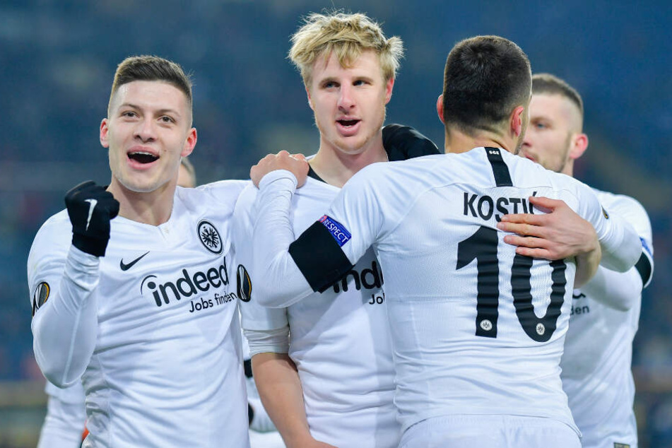 Frankfurts Torschütze Martin Hinteregger (M) jubelt mit Frankfurts Luka Jovic (l) und Frankfurts Filip Kostic über das Tor zum 0:1.