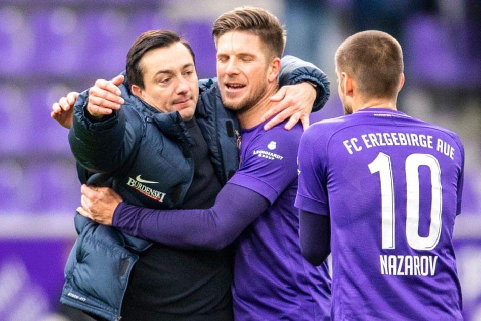 FCE-Trainer Daniel Meyer (l.) feierte mit Dennis Kempe und Dimitrij Nazarov.