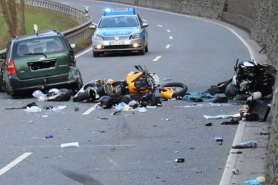Die Unfallstelle ist ein Trümmerfeld. Beide Motorräder wurden beim Aufprall vollkommen zerstört.