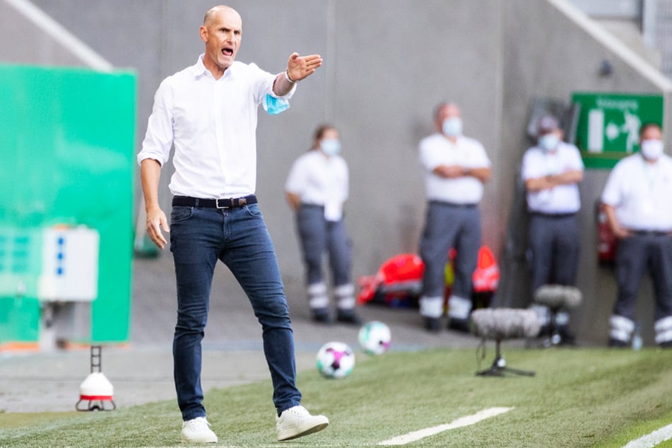 FCA-Coach Heiko Herrlich (48) geht an der Seitenlinie durchaus emotional mit, strahlt davon abgesehen aber auch Ruhe und Gelassenheit aus.