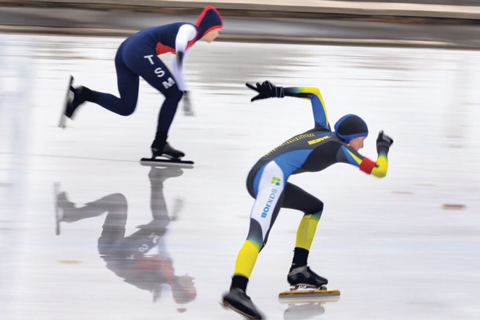 Lea Martin und Johanna Richter (vorn) belegten beim Saisonauftakt der Eisschnellläufer über 500 Meter die Plätze 4 und 3.