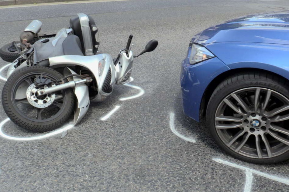 Der Motorroller und der BMW am Unfallort.