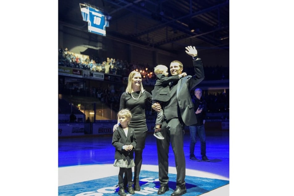 Sami Kaartinen verabschiedete sich mit Frau und seinen Kindern von den Fans.