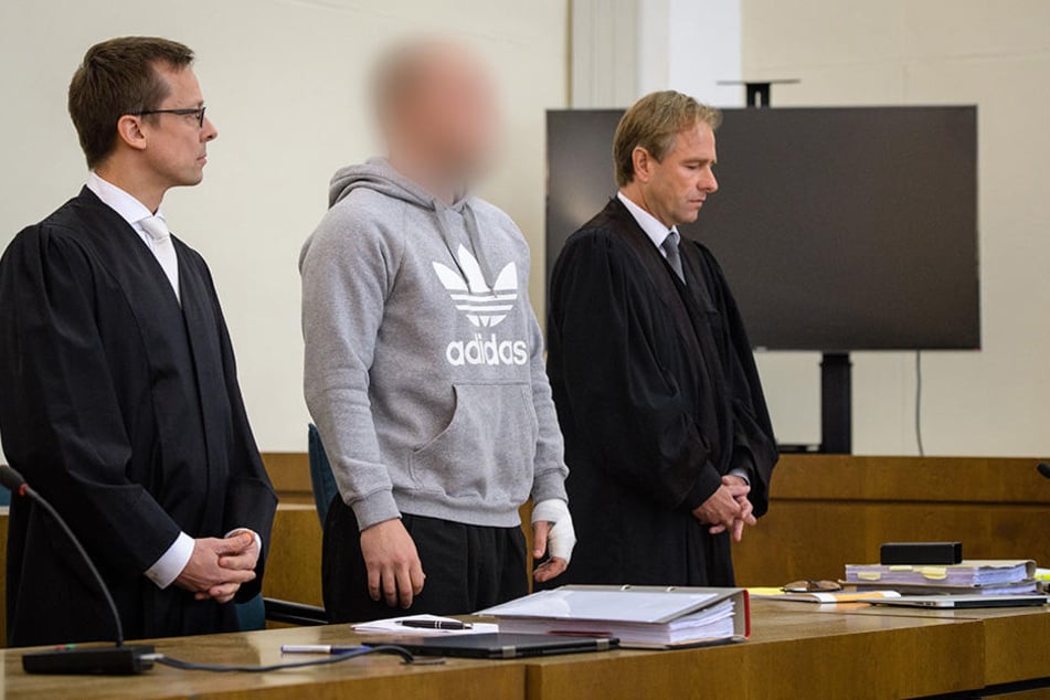 Der wegen Mordes angeklagte Dominik R. (M) beim Prozessauftakt am 22.08.2017. Daneben seine Rechtsanwälte Thomas Krimmel (r) und Holm Putzke.