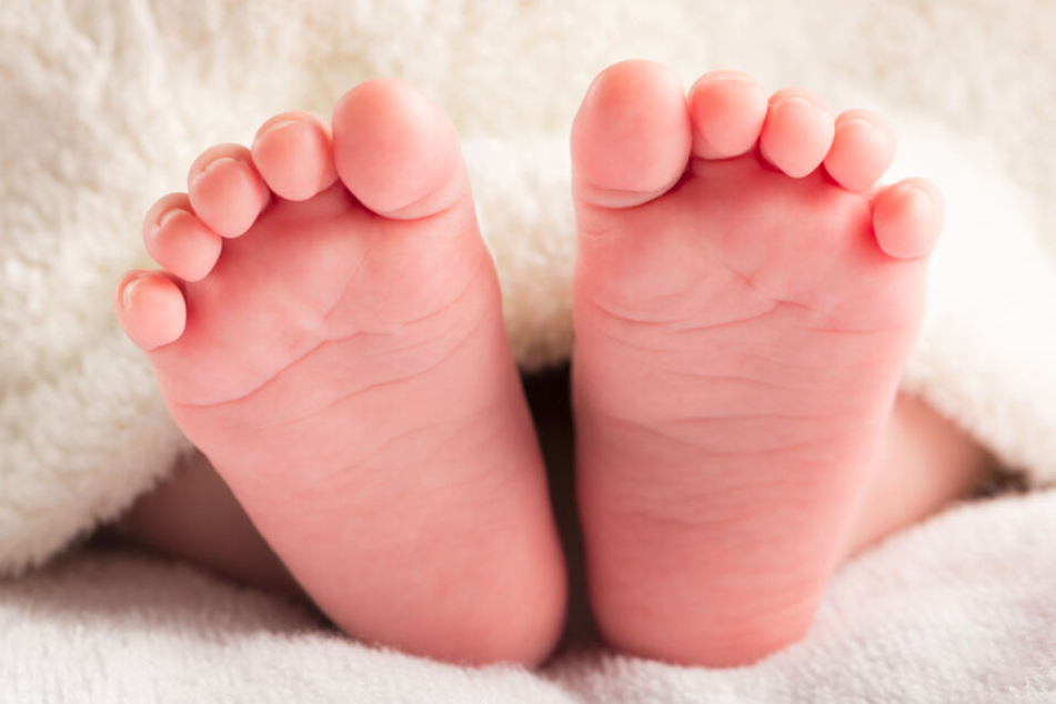 Adoptivmutter tötet Baby, als sie die Beherrschung verliert