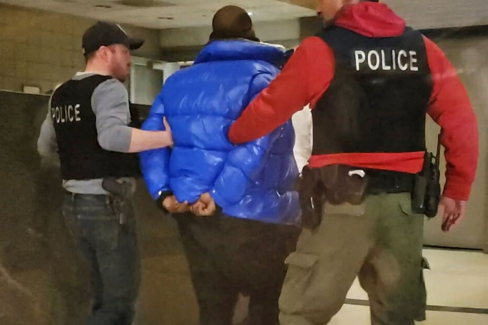 Das Video-Standbild zeigt, wie R&B-Sänger R. Kelly von Polizisten abgeführt wird.