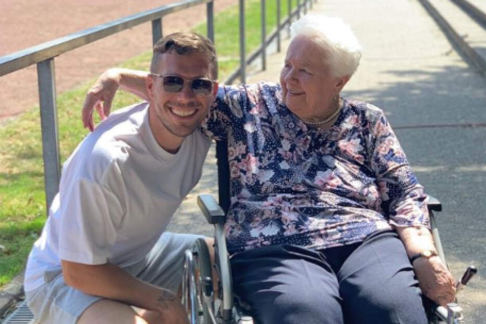 Seine Oma ist sein größter Fan.
