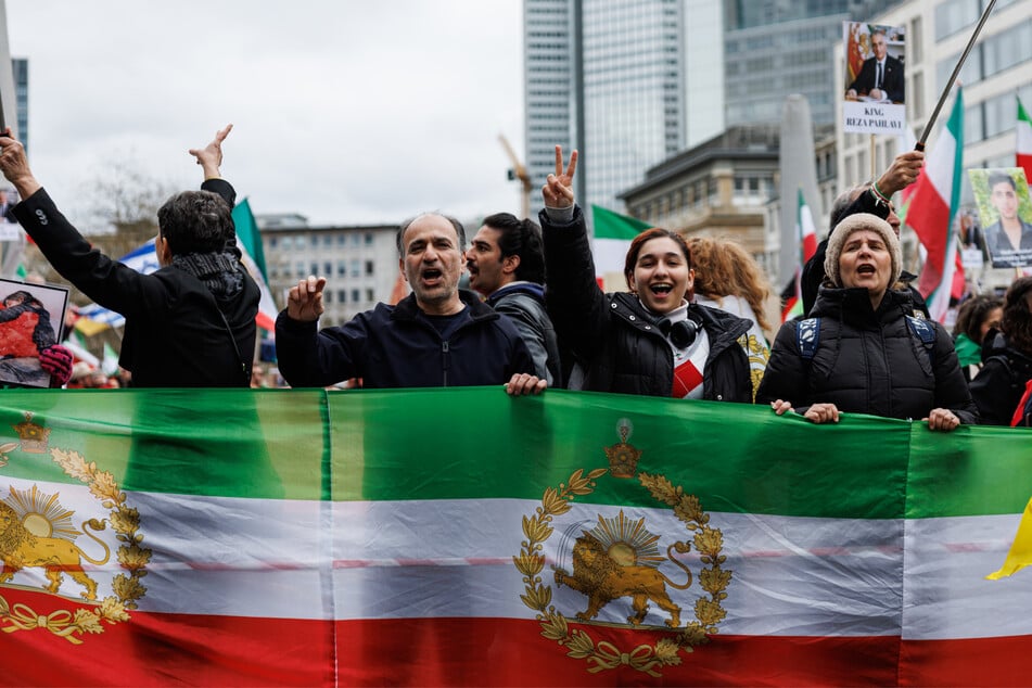 Einige Teilnehmer hielten bei den Demonstrationen in Frankfurt Fahnen der iranischen Monarchie in die Höhe.