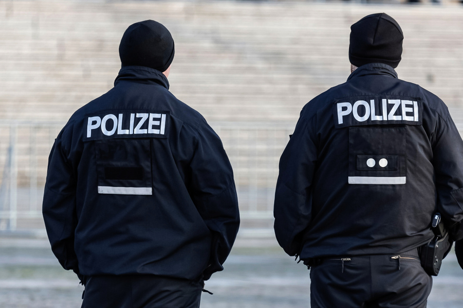 Die Beamten wurden durch den Vorfall nicht verletzt (Symbolbild).