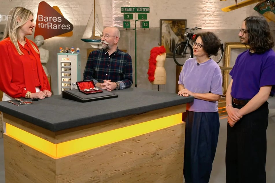 Verena Adelberger und ihr Sohn Julian möchten bei "Bares für Rares" zwei Salieren verkaufen.
