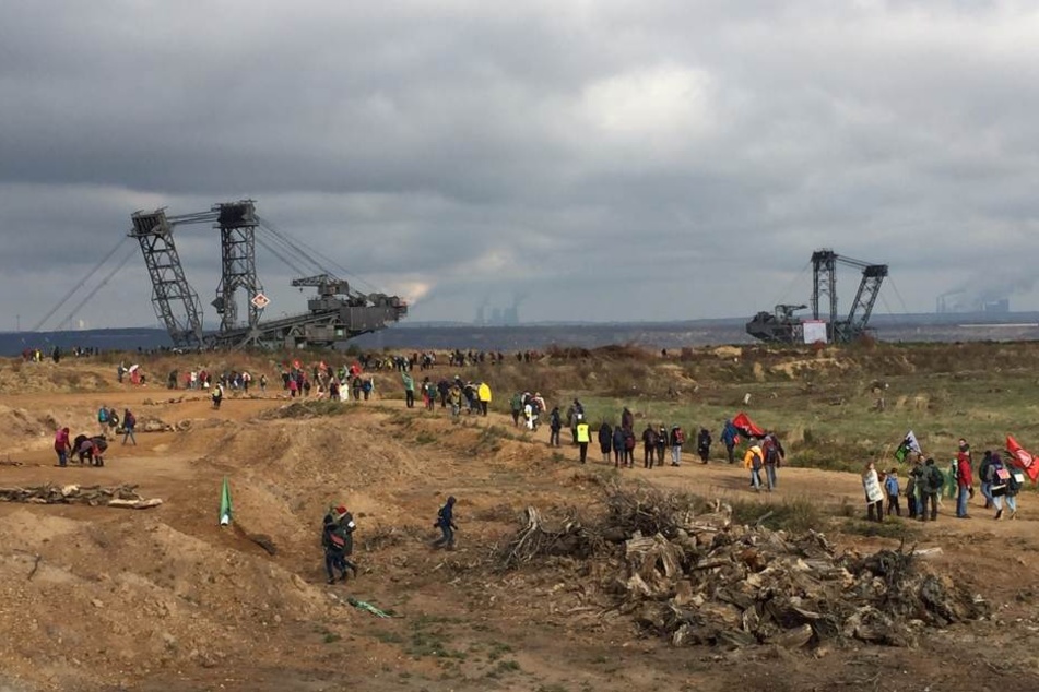 Aktivisten rannten über das RWE-Gelände im Rheinischen Revier.