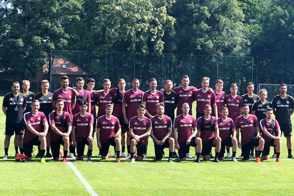 Die Mannschaft postierte sich vor dem Beginn für ein Gruppenbild.