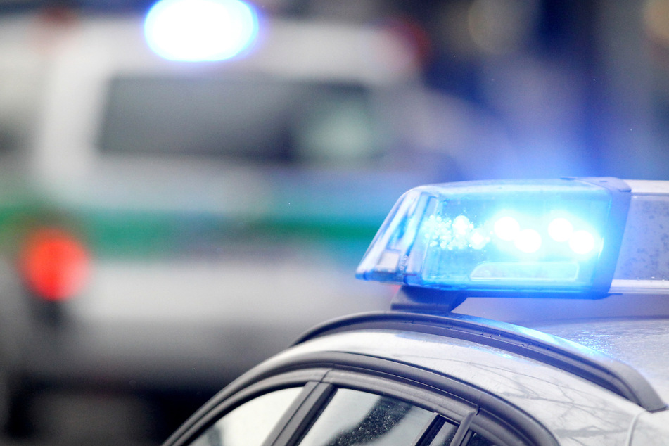 Der Fahrer und sein Beifahrer blieben laut Angaben der Polizei bei dem schweren Unfall in Vöhringen im Freistaat Bayern unverletzt. (Symbolbild)