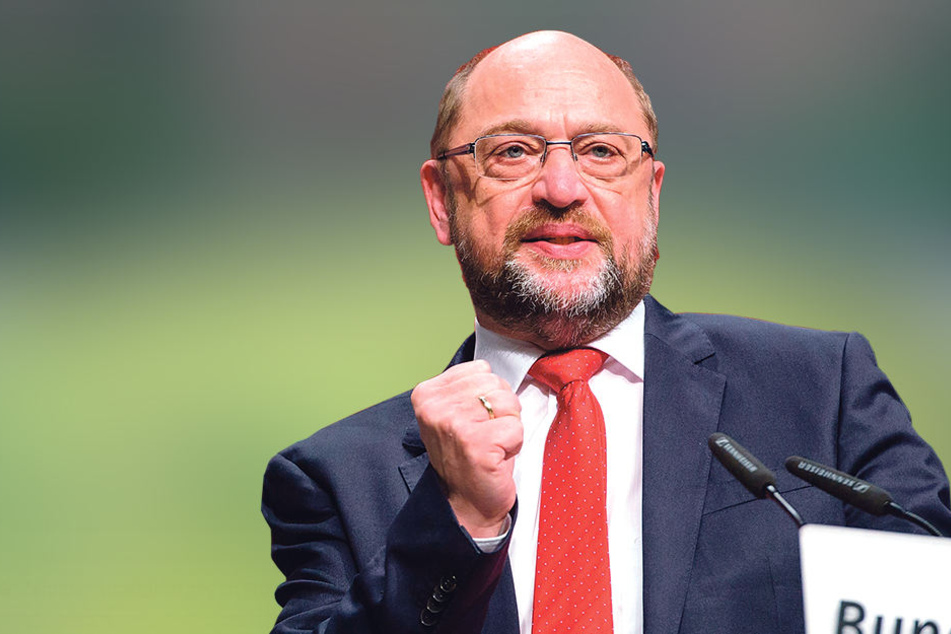 SPD-Chef Martin
Schulz (61) muss
die Basis jetzt behutsam
für etwas
gewinnen, was er
eigentlich selbst
nicht mehr wollte
- eine Große
Koalition.