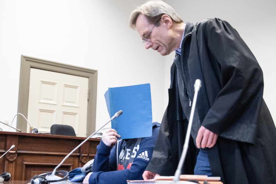 Die Angeklagte (l) sitzt neben ihrem Anwalt Johannes Santen zu Beginn des erneuten Prozesses vor dem Landgericht.