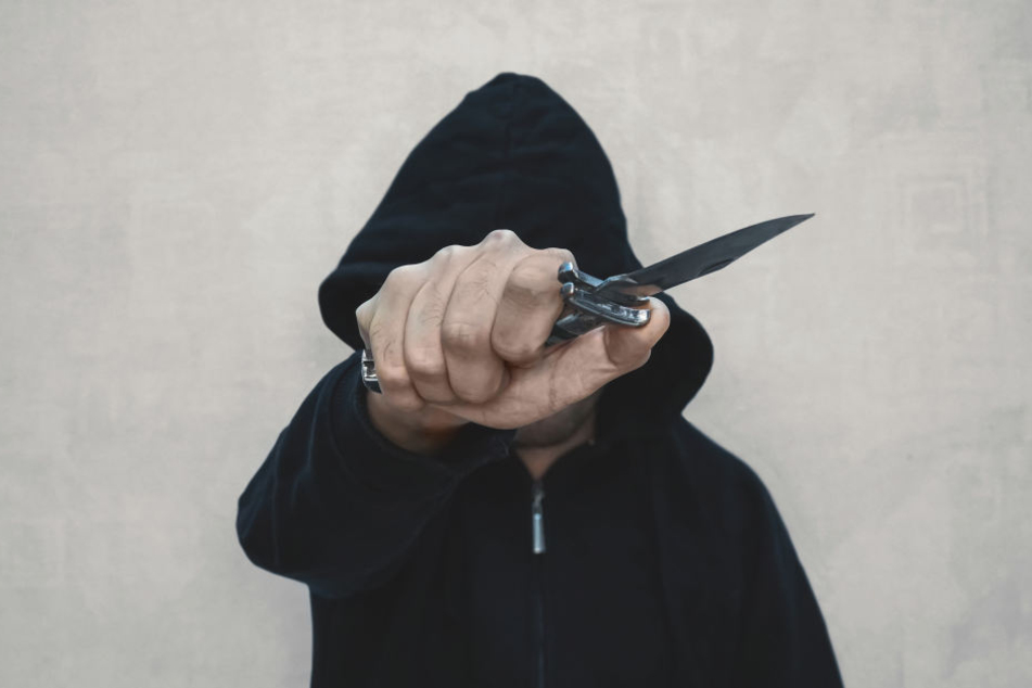 Einer der beiden Täter bedrohte einen Kunden mit einem Messer am Hals (Symbolbild).