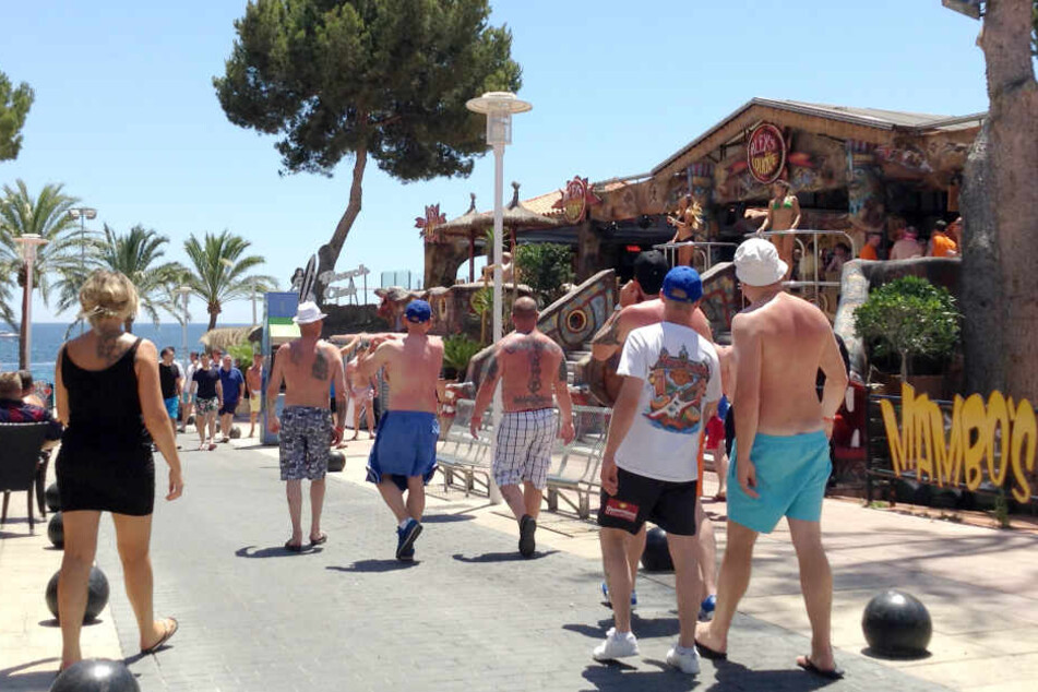 Partytouristen auf Mallorca.