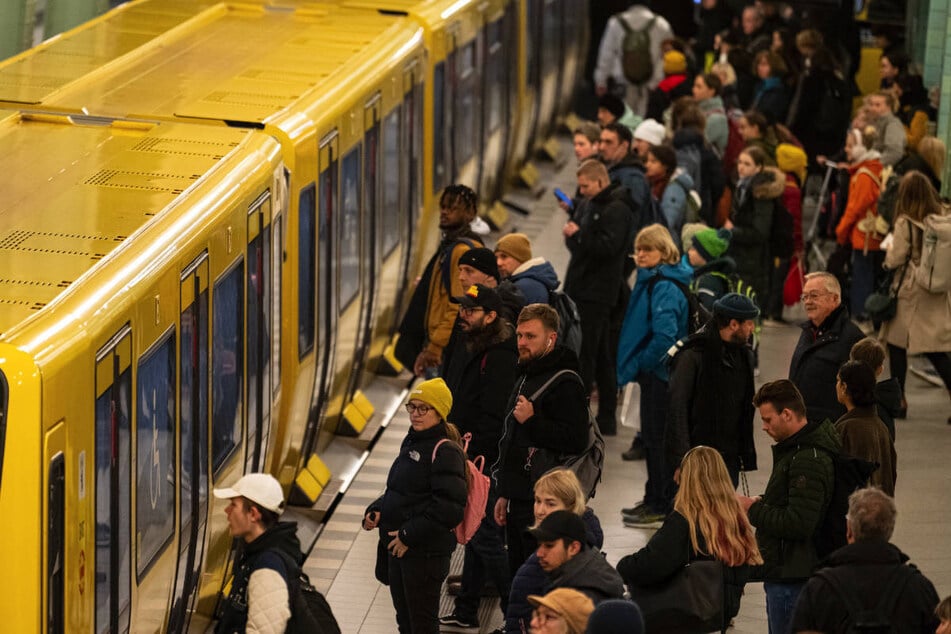 Menschen quetschen sich mit Rucksäcken auf dem Rücken in die ohnehin schon volle U-Bahn. (Symbolfoto)