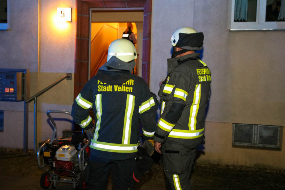 Einsatzkräfte der Feuerwehr Velten sind vor Ort.