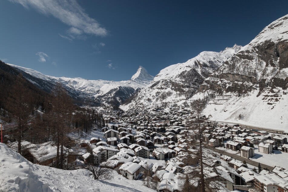 Eine 37-Jährige ist in Zermatt beim Wandern 70 Meter in die Tiefe gestürzt. (Symbolbild)