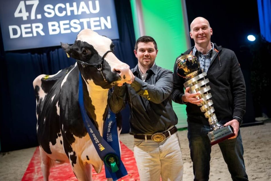 Gewinnerkuh Fux Seattle, Max Montplaiser, Vorführer und Marko Radke, Züchter bei der Siegerehrung der Rinderzuchtausstellung "Die Schau der Besten". Über 200 Holstein-Milchkühe werden von ihren Besitzern bei der 47. Auflage der "Schau der Besten" präsenti