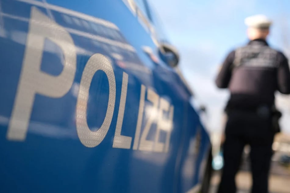 Chemnitz: Chemnitzer Polizist mit Kosmetikspiegel beworfen