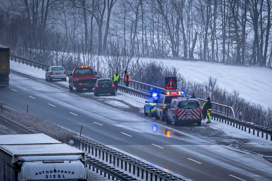 Polizei, Rettungsdienst, Feuerwehr und ein Abschleppunternehmen waren im Einsatz.