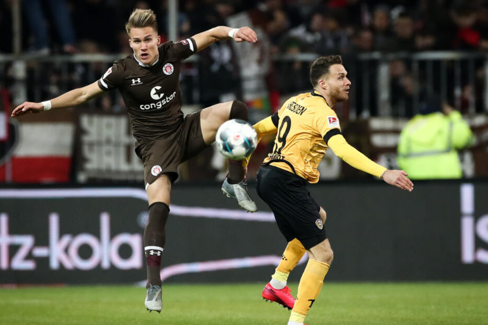 Leo Östigard gewinnt das Kopfballduell gegen Patrick Schmidt.