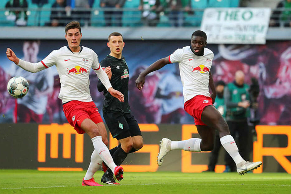 Patrik Schick (l.) war mit einem Tor und einer Vorlage Matchwinner gegen Bremen. Auf Dayot Upamecano (r.) muss RB wegen einer Gelbsperre am Mittwoch in Tottenham verzichten.