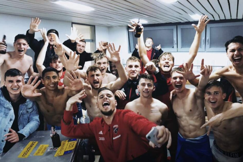 Der FC Ingolstadt II freut sich über den haushohen Sieg und den Klassenerhalt.