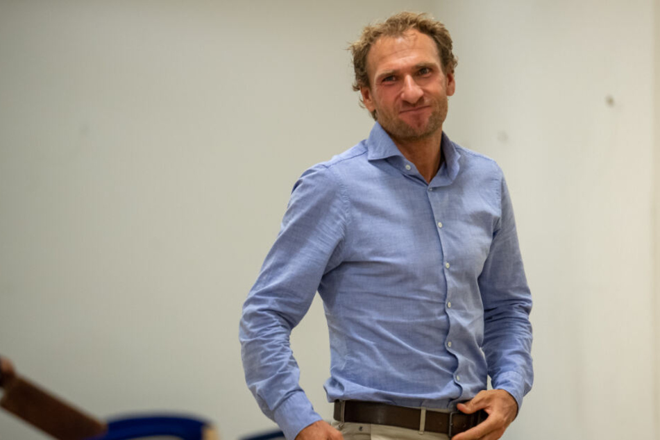 Andreas Stitzl, ehemaliger Assistenz-Trainer der deutschen Biathlon-Nationalmannschaft, steht vor Beginn seiner Verhandlung um seine Waffenbesitzkarte im Gang des Gerichts.