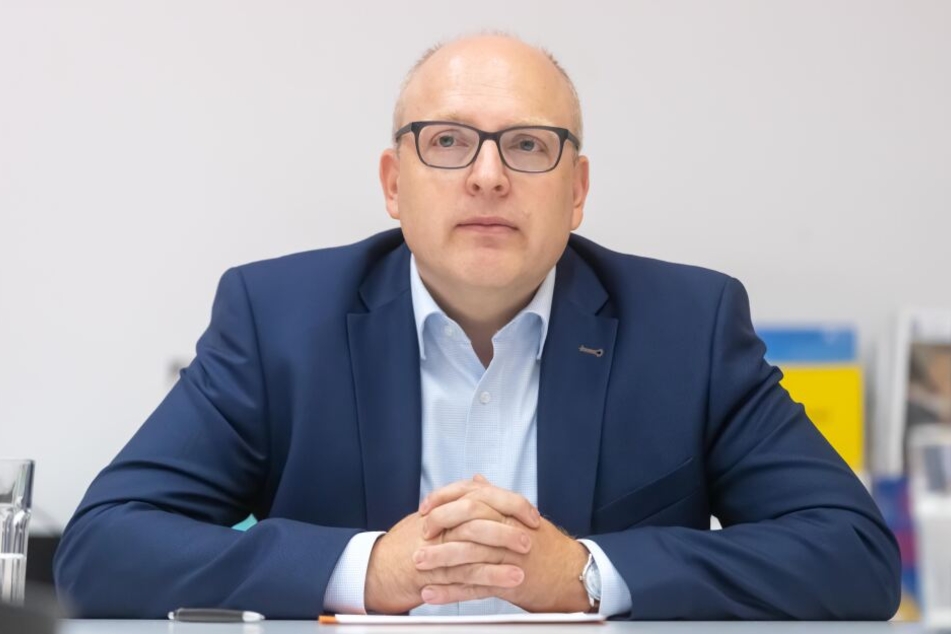 SPD-OB-Kandidat Sven Schulze ärgert sich über die Schmiererei (Archivbild).